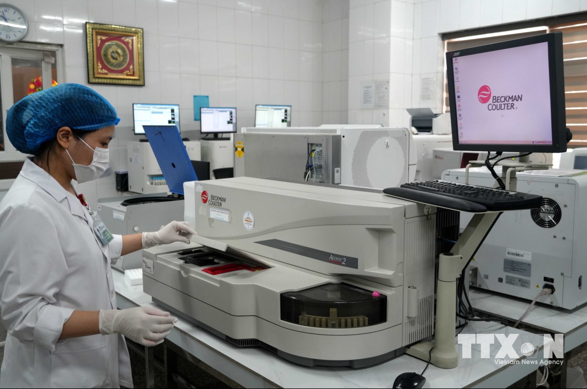 Hệ thống xét nghiệm miễn dịch tự động giúp xét nghiệm nhanh, kết quả xét nghiệm tuyệt đối chính xác tại Bệnh viện Đa khoa Hợp Lực. (Ảnh: Việt Hoàng/TTXVN)